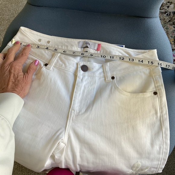 Cabi NWOT White Woodstock Slim Boyfriend Jeans size 6 - Picture 7 of 7